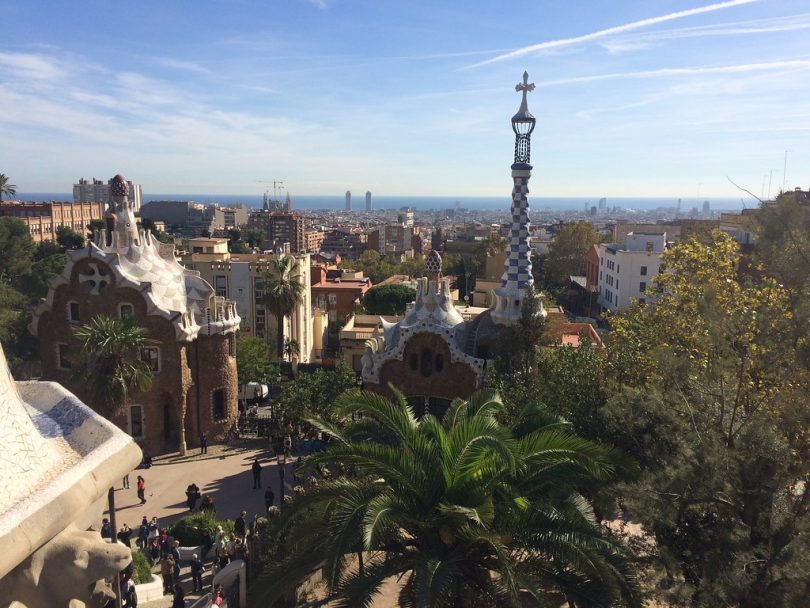 Imagem do Parc Güell em dia ensolarado