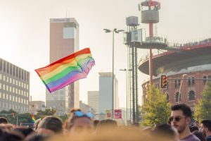 Imagem de bandeira LGBT em Barcelona, na Plaça d'Espanya