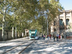 Imagem de bonde entre Parc de Ciutadella e a Universitat Pompeu Fabra
