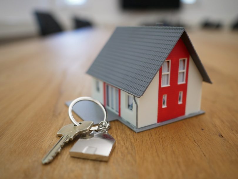 Imagem de casa em miniatura com chave