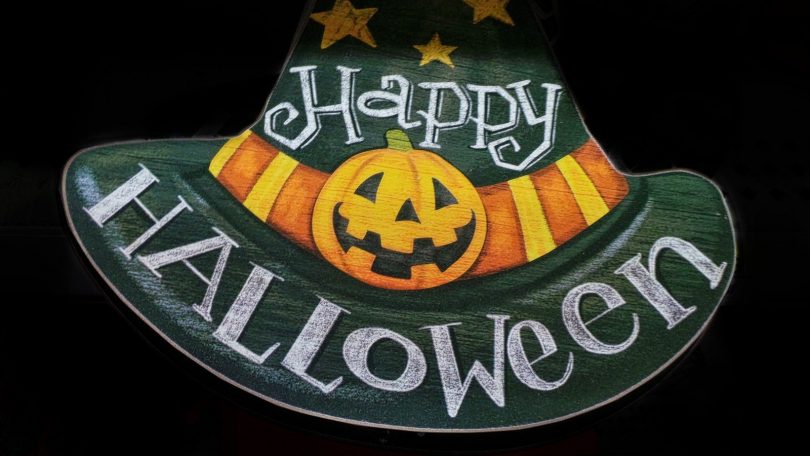 Imagem de chapeu com mensagem em inglês Feliz Halloween