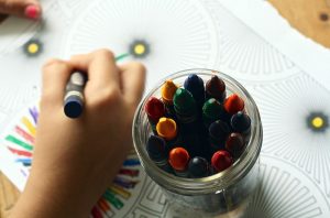 Imagem de criança pintando com giz de cera