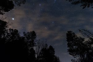 Imagem de céu noturno estrelado