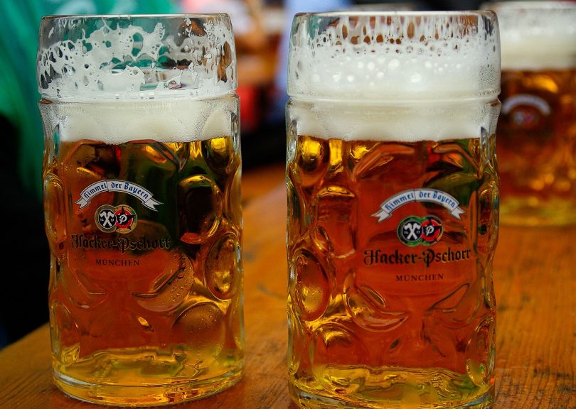 Imagem de duas cervejas alemãs em canecas de vidro