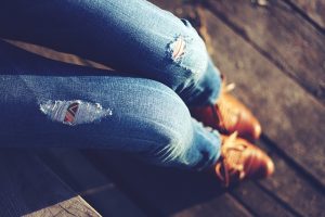 Imagem de mulher com calça jeans com rasgos