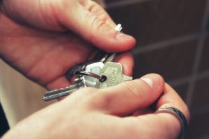 Imagem de pessoa com chaves de casa nas mãos