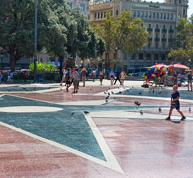 Imagem de pessoas andando na Plaça de Catalunya