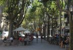 Imagem de pessoas caminhando pela Rambla del Poblenou, em Sant Martí