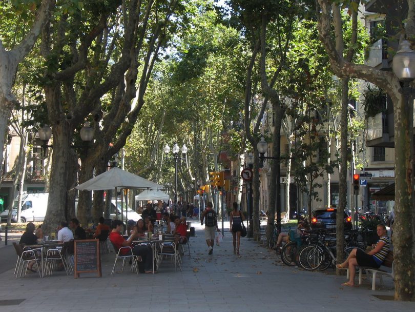 Imagem de pessoas caminhando pela Rambla del Poblenou, em Sant Martí