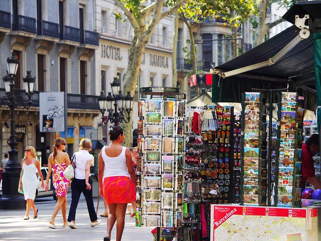 Imagem de pessoas caminhando em Les Rambles