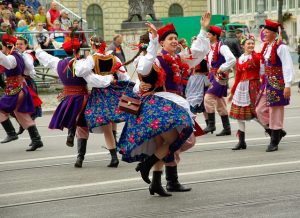 Imagem de pessoas na rua dançando no Oktoberfest