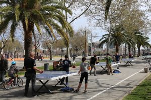 Imagem de pessoas se divertindo ao ar livre na Plaça de les Glòries, em Sant Martí