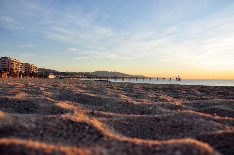 Imagem de praia de Barcelona em fim de tarde