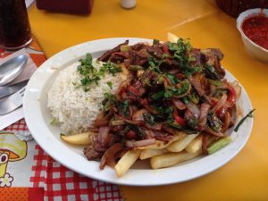 Imagem de prato peruano com batatas fritas