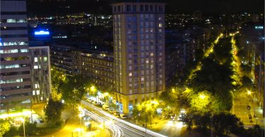 Imagem de prédios em Barcelona à noite