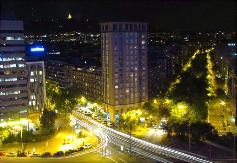Imagem de prédios em Barcelona à noite