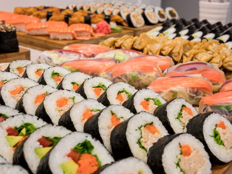 Imagem de um buffet de sushi