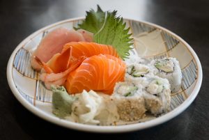 Imagem de um prato com sashimi e tempura