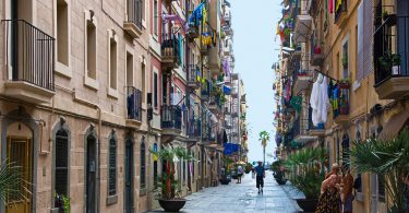 Imagem de um trecho com poucas pessoas no bairro de La Barceloneta