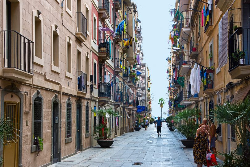 Imagem de um trecho com poucas pessoas no bairro de La Barceloneta