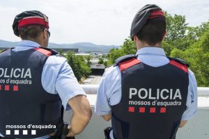 Imagem de dois policiais dos Mossos d'Esquadra