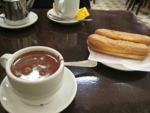 Imagem de xícara de chocolate quente sobre a mesa