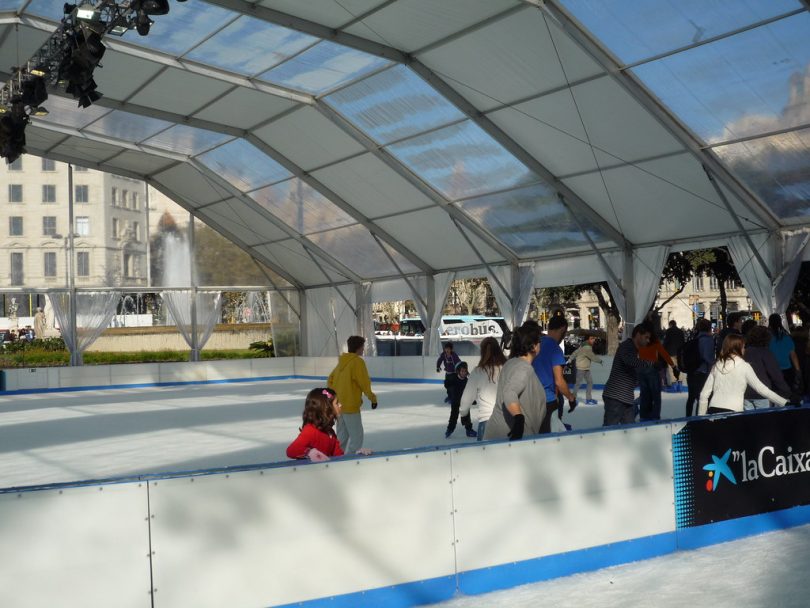 Imagens de pessoas perto de pista de patinação sobre gelo
