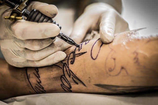 Uma imagem do processo de tatuagem