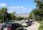 Imagem de carros estacionados em rua de Barcelona