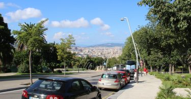 Imagem de carros estacionados em rua de Barcelona