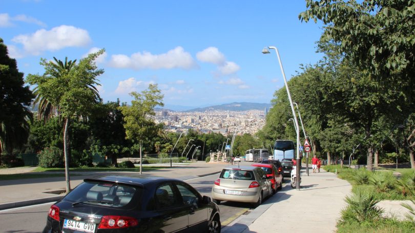 Imagem de carros estacionados em rua de Barcelona