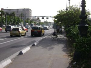 Imagem de carros passando pela Avinguda Diagonal, em Barcelona