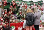 Imagem de duas mulheres em uma Feira de Natal na Catalunha
