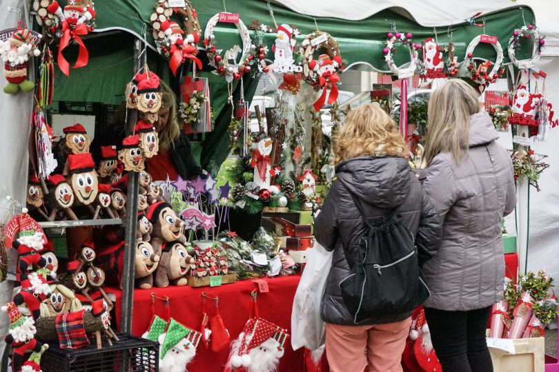 Imagem de duas mulheres em uma Feira de Natal na Catalunha