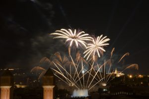 Imagem de fogos sobre a Font de Montjuïc