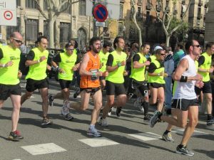 Imagem de homens disputando corrida em Barcelona
