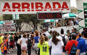 Imagem de pessoas correndo em uma corrida em Barcelona