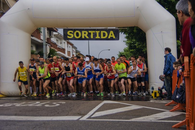 Imagem de pessoas iniciando uma corrida em Barcelona