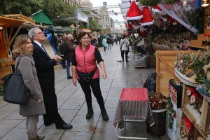 Imagem de visitantes na Fira de Santa Llúcia