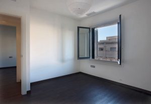 Imagem de apartamento vazio com ampla vista para o exterior