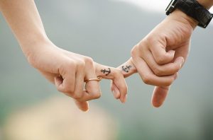 Imagem de casal de mãos dadas