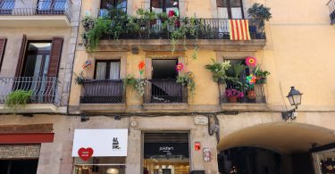 Imagem de grandes janelas de residências em Barcelona