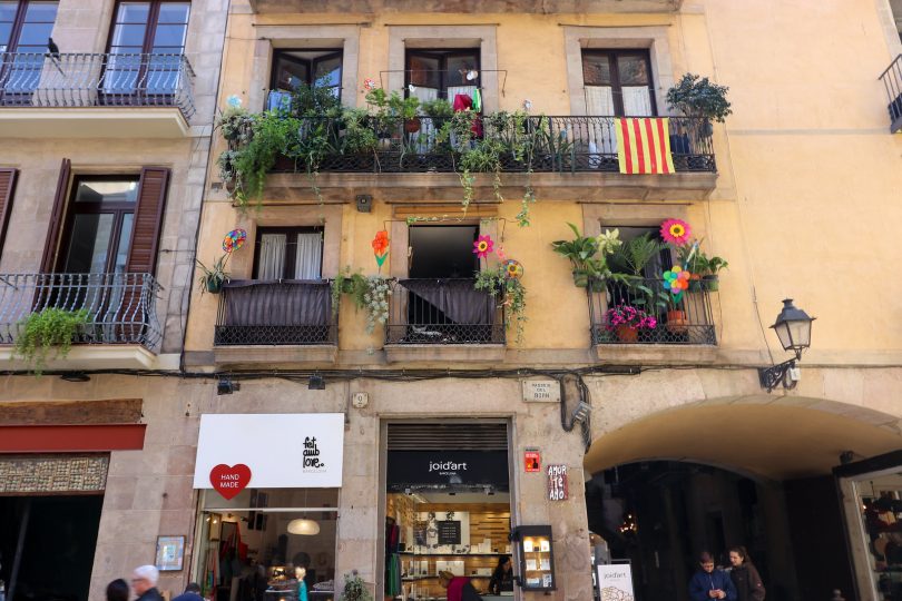 Imagem de grandes janelas de residências em Barcelona