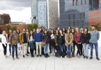 Imagem de grupo de alunos em frente à Universitat Pompeu Fabra, em Barcelona