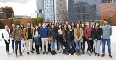 Imagem de grupo de alunos em frente à Universitat Pompeu Fabra, em Barcelona