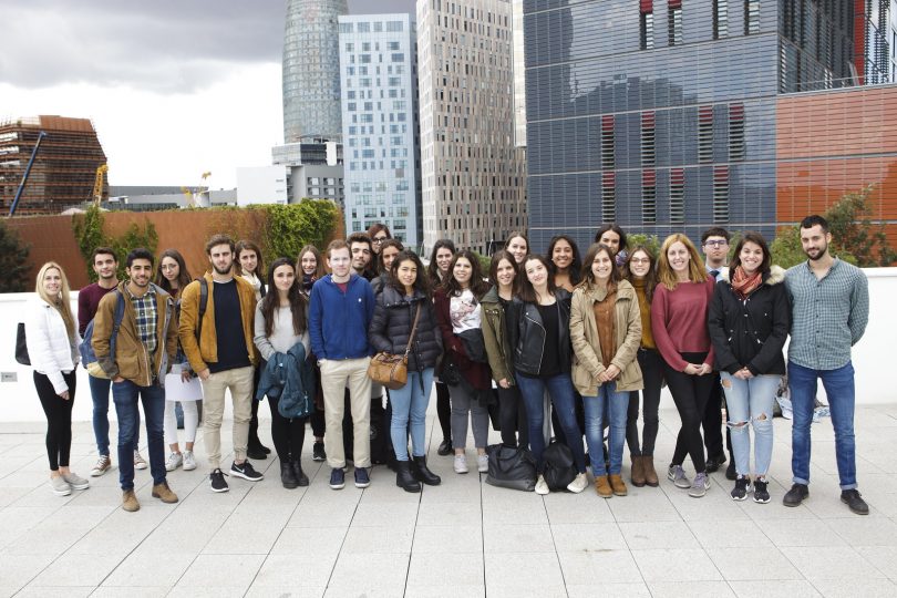 Imagem de grupo de alunos em frente à Universitat Pompeu Fabra, em Barcelona