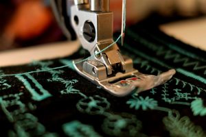 Imagem de máquina de costurar e um tecido