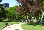 Imagem de pessoas caminhando pelo Parc de Les Corts, em Barcelona
