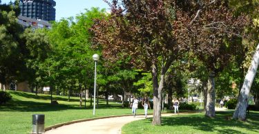 Imagem de pessoas caminhando pelo Parc de Les Corts, em Barcelona