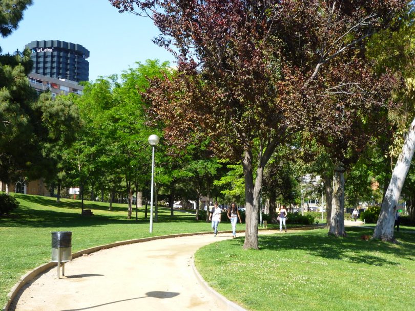 Imagem de pessoas caminhando pelo Parc de Les Corts, em Barcelona